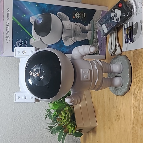 West & Arrow Astronaut Projector with dancing lights to music - Picture 7 of 8